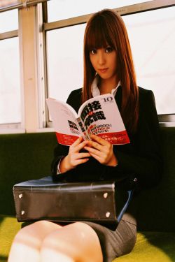 开会时桌子下躲人帮你解决